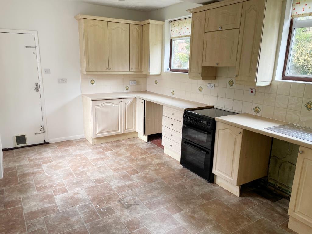 Lot: 37 - FOUR-BEDROOM DETACHED HOUSE AND LAND WITH PLANNING FOR FOUR ADDITIONAL DWELLINGS - Kitchen